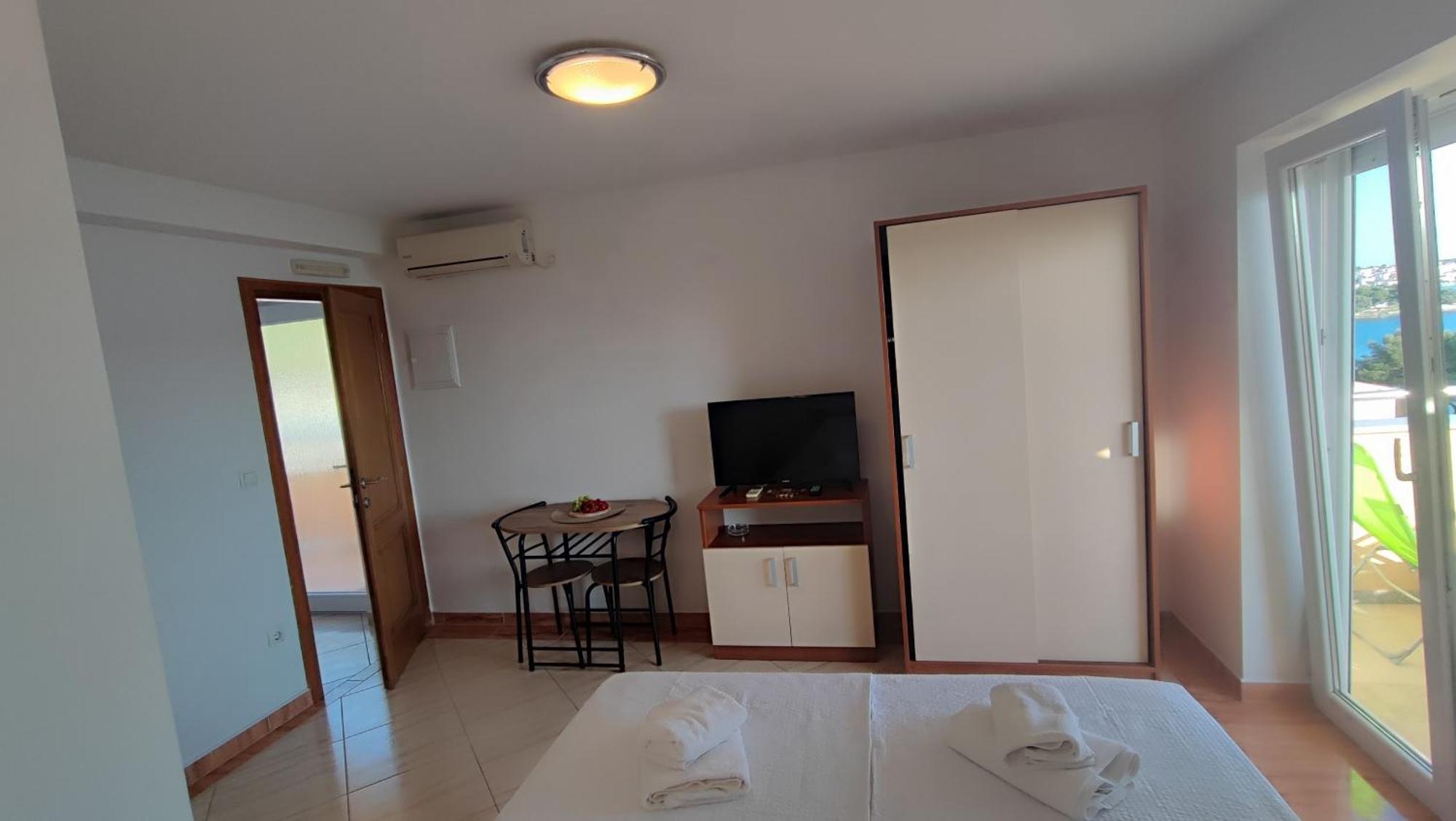 Villa Penava, Private Beach, Pool And 7Min To Trogir Habitación foto